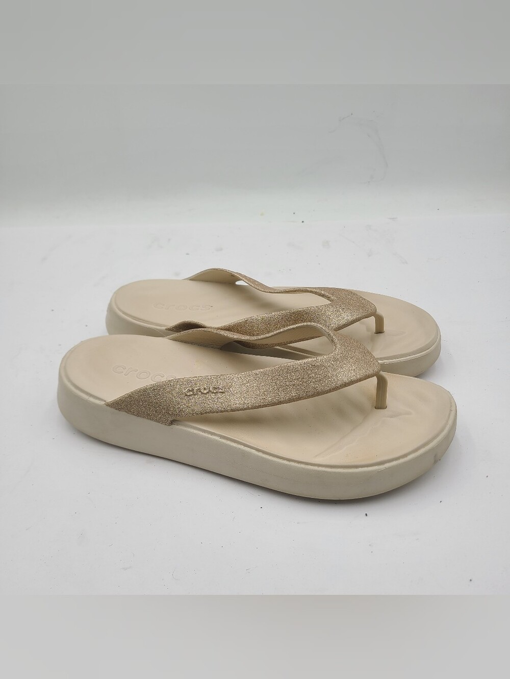 B53 Crocs Gateway Platform Glitter Flip Flops Womens US 8 Beige Gold